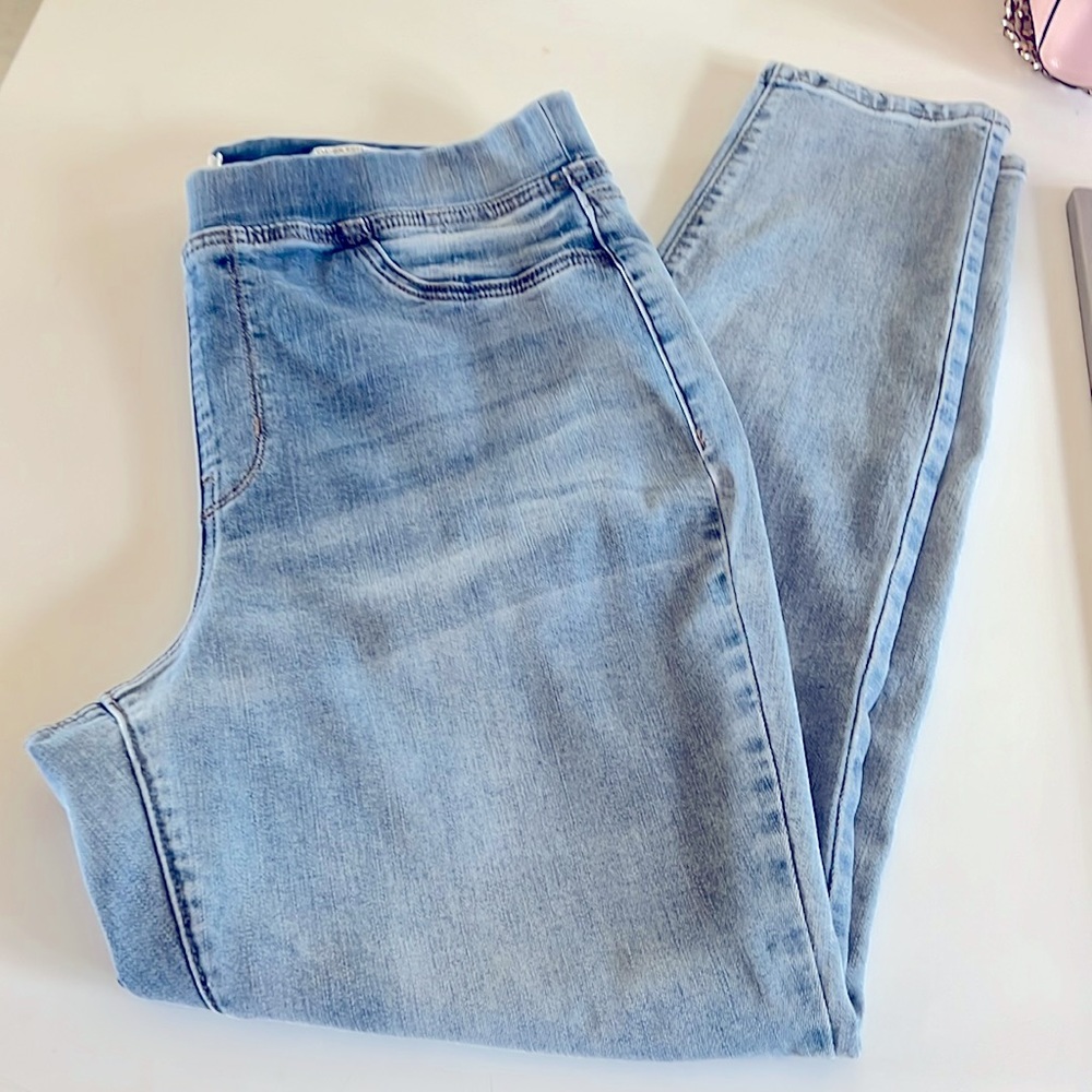 Women’s Pull on straight leg Jeans size 12 P Wonderly soft faded NWOT